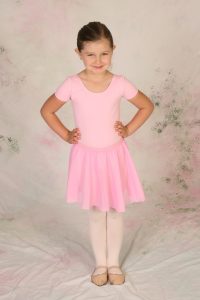 young girl in preschool ballet dress code